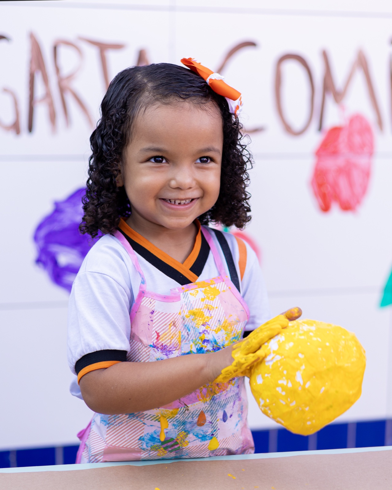 Aluna participando de atividade de pintura no Colégio CEAPS