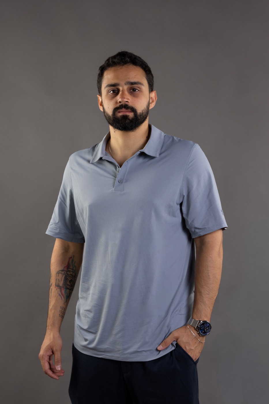 Retrato de homem de camisa azul em estúdio